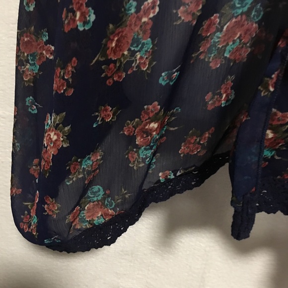 PONCHO Shark bite hem Floral wrap shawl or top laced at hem LG - Picture 7 of 8